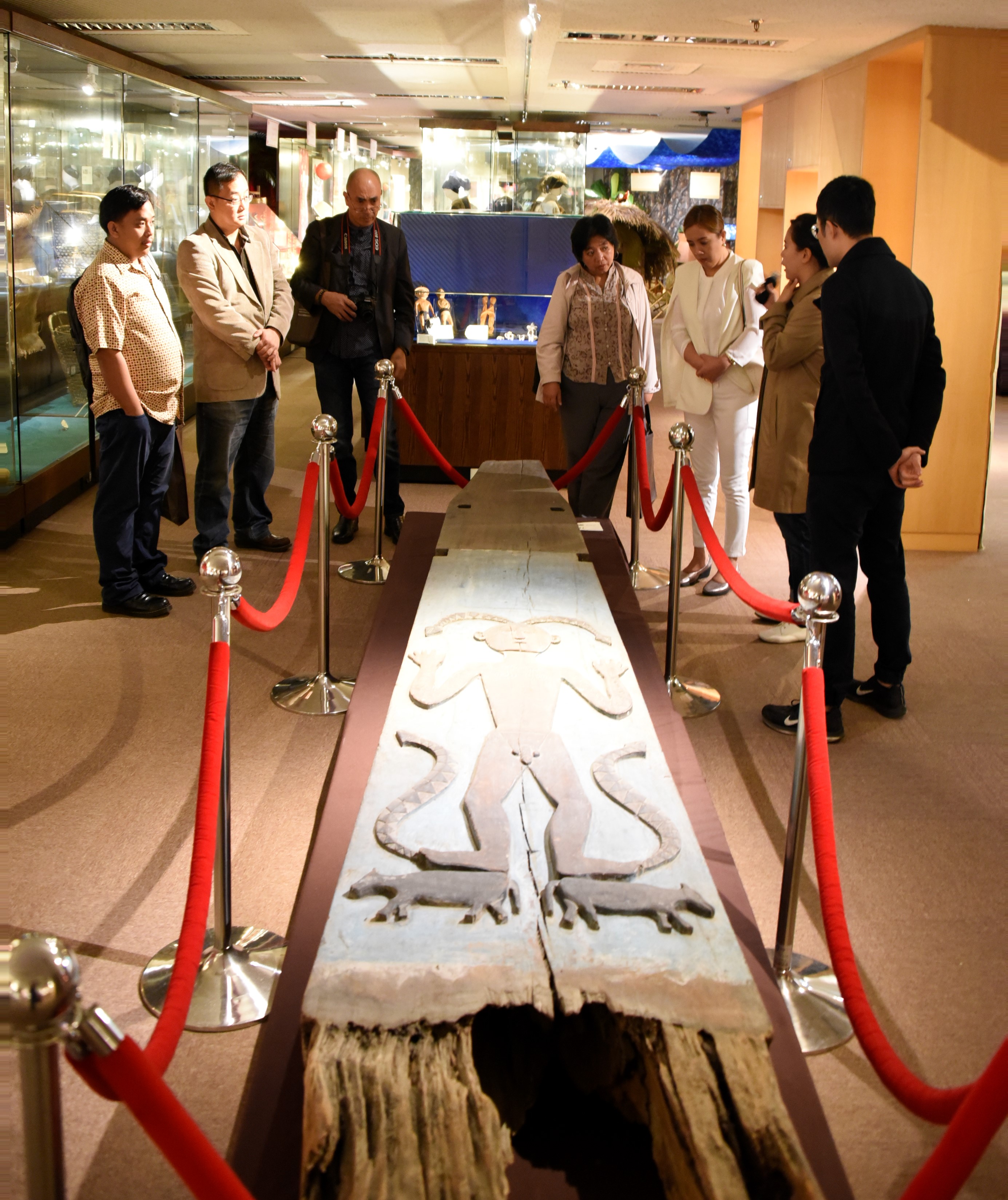 圖說: 在政大民族系民族學博物館，伊富高大學學者們正在觀看館內之臺灣原住民祖靈柱
