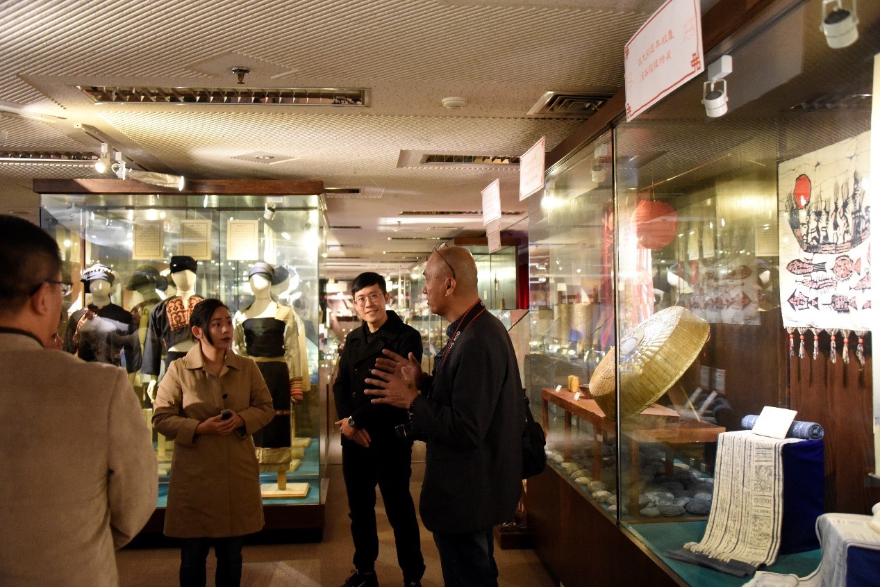 圖說: 伊富高大學校長與學者們參觀政大民族系之民族學博物館