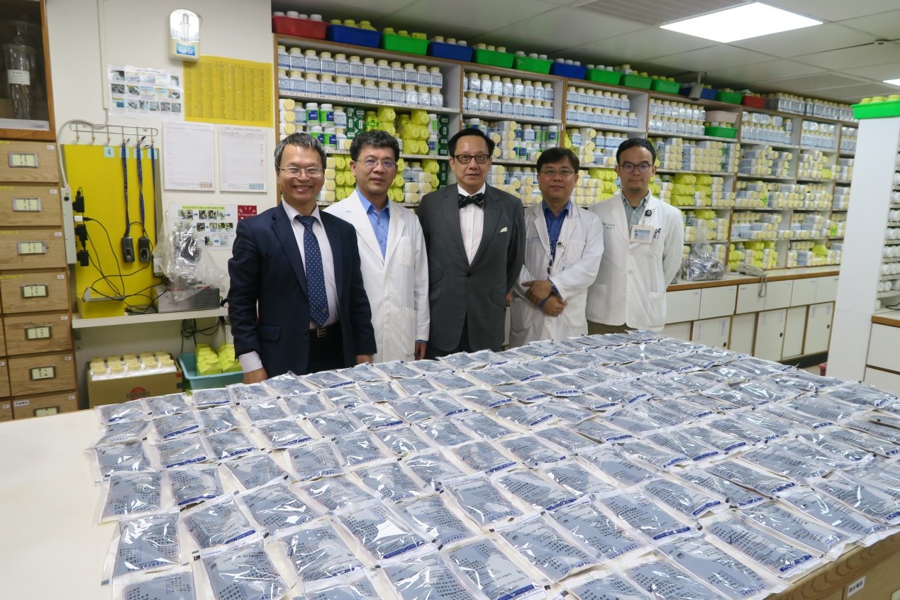 圖五、2019年2月新加坡國立大學醫學院Yap Seng CHONG 院長(中間)參訪中國醫藥大學附設醫院中藥局。