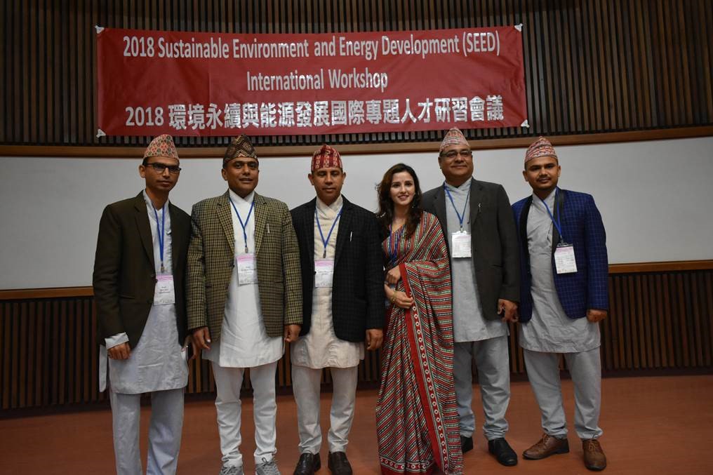 前來清華參加環境永續與能源發展國際研習會議之尼泊爾代表，右3為尼泊爾國家廣播電台資深記者Roma Rayamajhi。