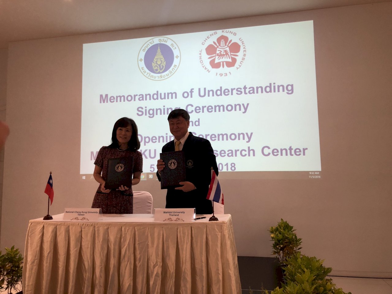 成功大學蘇慧貞校長及馬希竇大學校長Banchong Mahaisavariya簽署備忘錄。