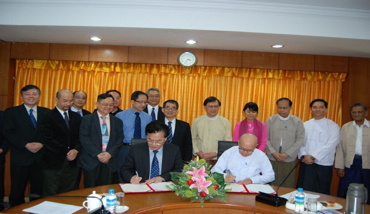 國立暨南國際大學蘇玉龍校長（左）和UMFCCI副主席Dr. Myo Thet（右）共同簽署合作備忘錄。圖／暨大提供