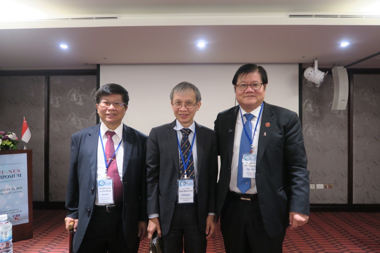 Figure 3. President Mien-Chie Hung (Right), Vice President Lu-Hai Wang (Left) and Director Dow Rhoon Koh had a group photo at the 3rd CMU-NUS Joint Symposium.