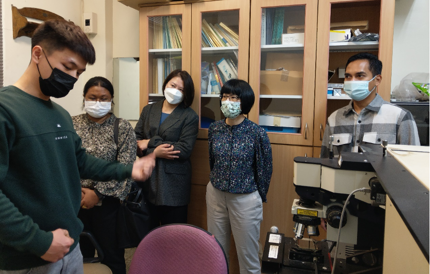Fig.1: The lab tour of Thai delegates in the Department of Materials Science and Technology, NTHU