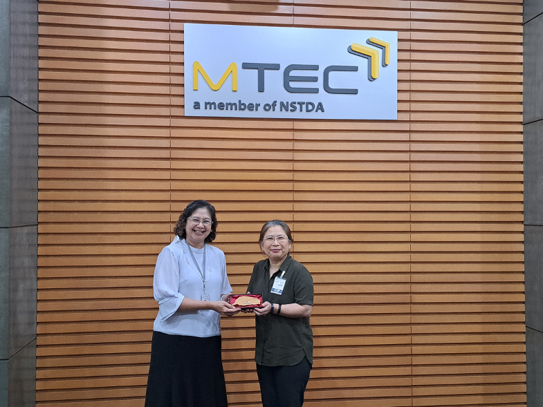 Fig. 1. The exchange of gifts by the Director and Counselor of Science and Technology Division, TECO in Vietnam and deputy executive director Dr. Aree Thanaboonsombut, MTEC.