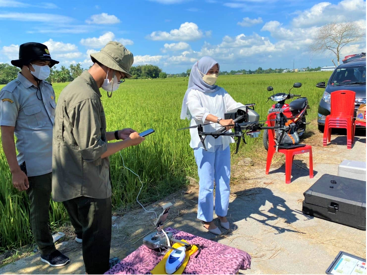 Picture 2: ICDF instructing Indonesian farmers on pre-flight signal calibration of drones (Courtesy of ICDF)
