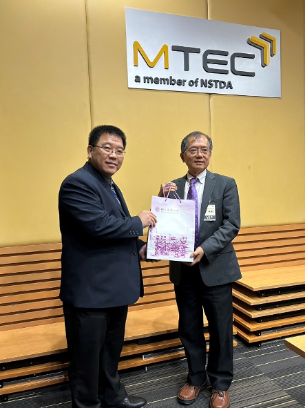 圖 2：MTEC Toemsak Srikhirin 主任與臺泰研究中心計畫主持人陳信文講座教授互贈禮品