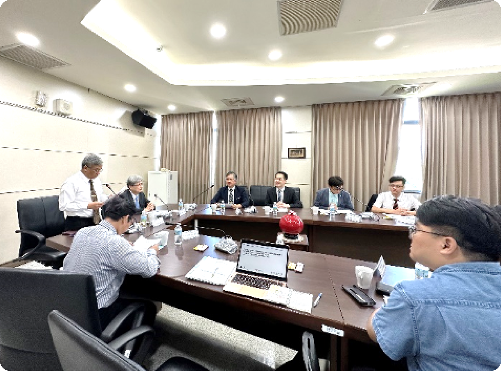 圖 3：國立臺北大學長官及 TIUL 與 UAI 團隊進行會議紀錄