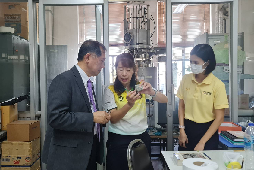 Figure 3 A professor from Department of Chemical Engineering, KU demonstrates research results to the NTHU delegates.