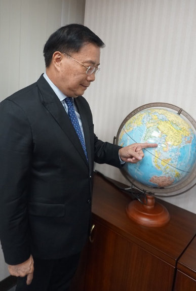 Picture 5: Secretary General Lee pointing to a region of close cooperation, Southeast Asia (Taken by Pei Lin-lin)