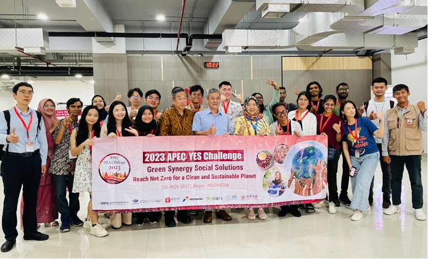 圖 5：2023 APEC YES Challenge 技術參訪，與競賽隊伍成員於印尼 BRIN 基因實驗中心合影（吳石乙教授提供）