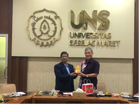 吳石乙教授與 UNS 校長 Prof. Dr. H. Jamal Wiwoho 座談 UNS-FCU 合作事宜。