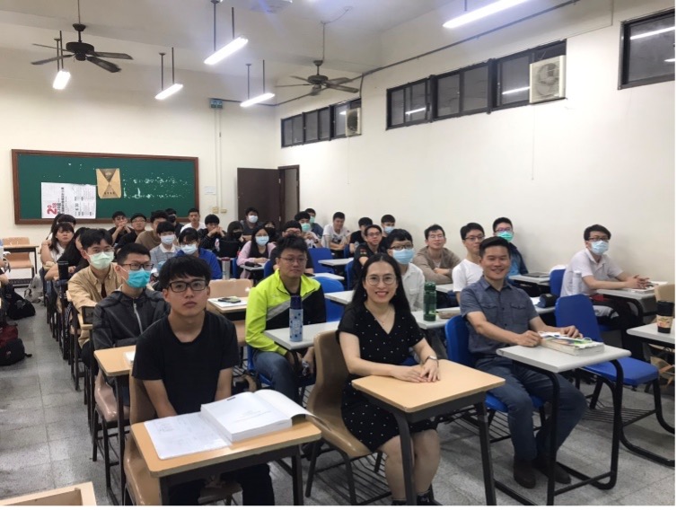 Prof. Yu-Shen Cheng and Dr. Nguyen Thanh Tam's class with Vietnamese students participating online on May 6, 2021