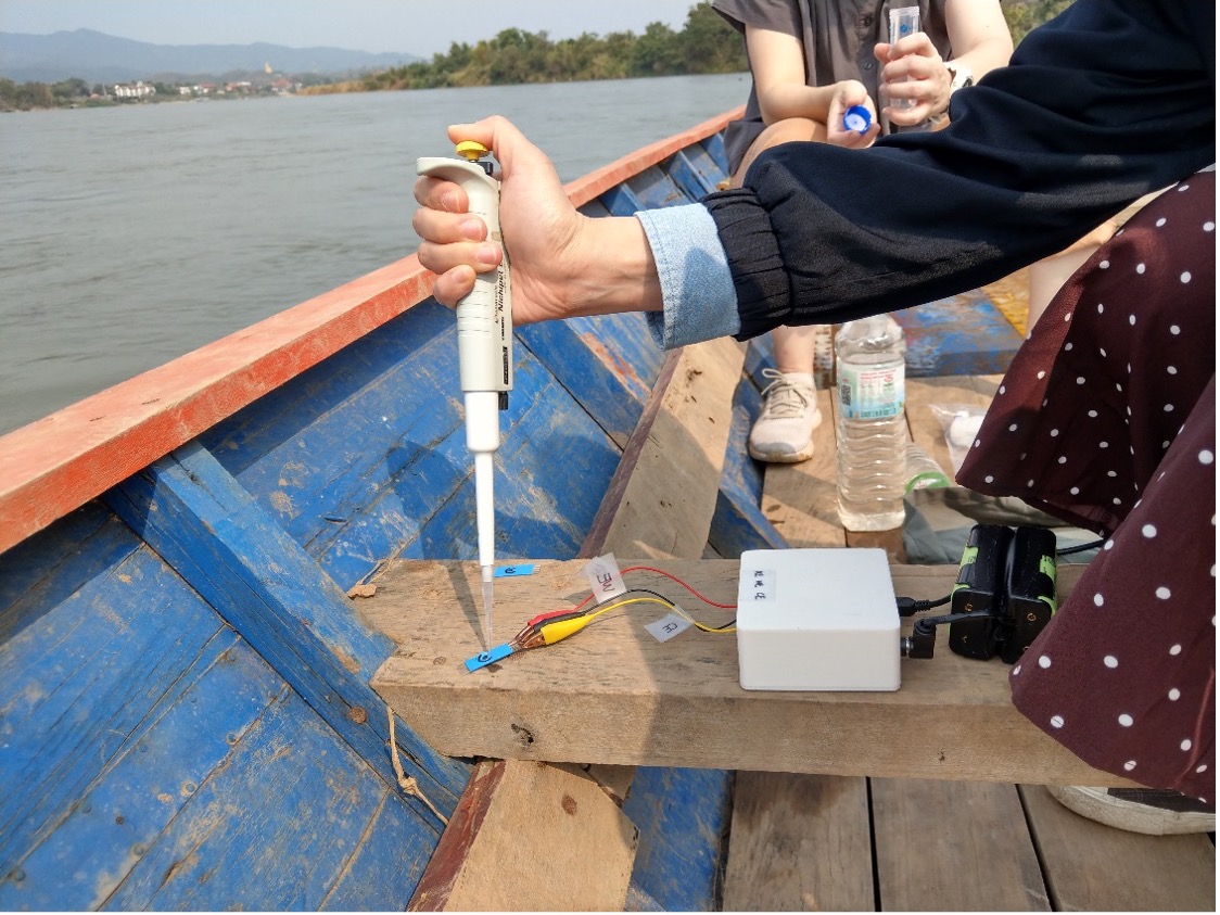 圖4：利用電化學微型感測器進行湄公河水現場檢測現場分析檢測