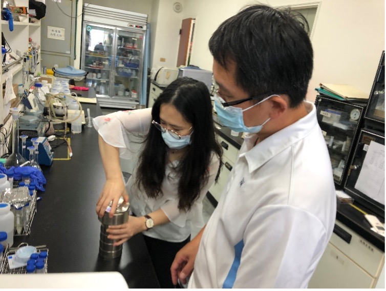 Dr. Nguyen Thanh Tam and Dr. Cheng-Kuo Tsai in YunTech lab on July 16, 2021
