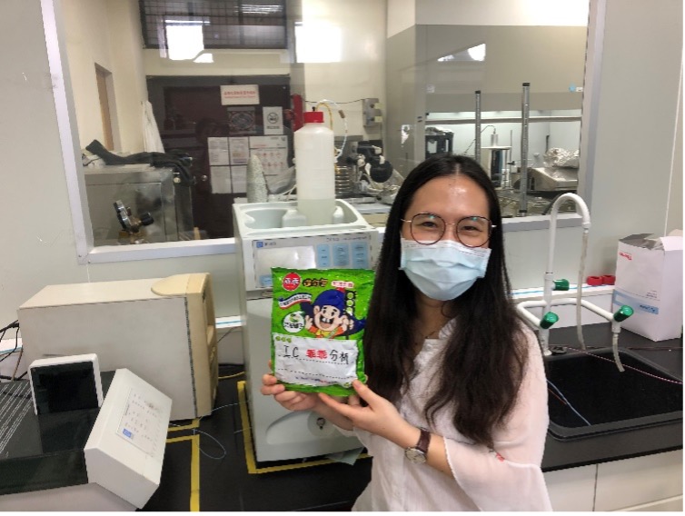 Dr. Nguyen Thanh Tam with Kuai-Kuai in the lab on July 16, 2021