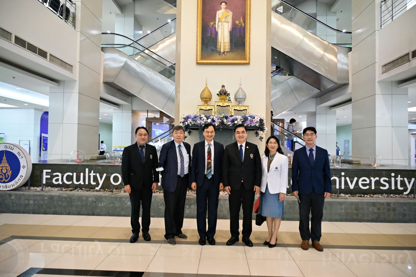 圖二、蘇芳慶副校長(左三)率領團隊成員於2022年7月拜訪泰國瑪希敦大學牙科學院院長Dr. Sirichai Kiattavorncharoen(右三) (蘇芳慶副校長提供)