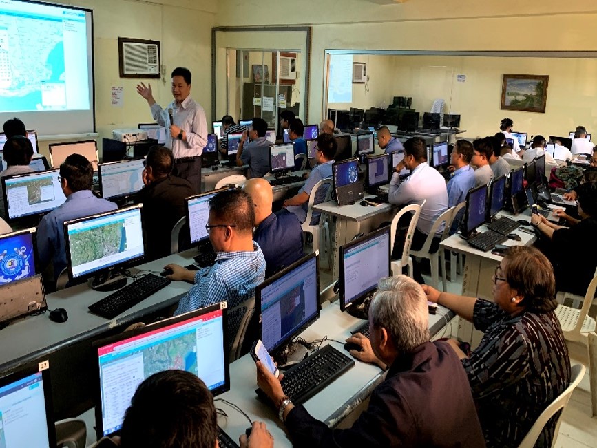 圖5:2019年在菲律賓怡朗市 教導防災情資網使用(李維森提供）