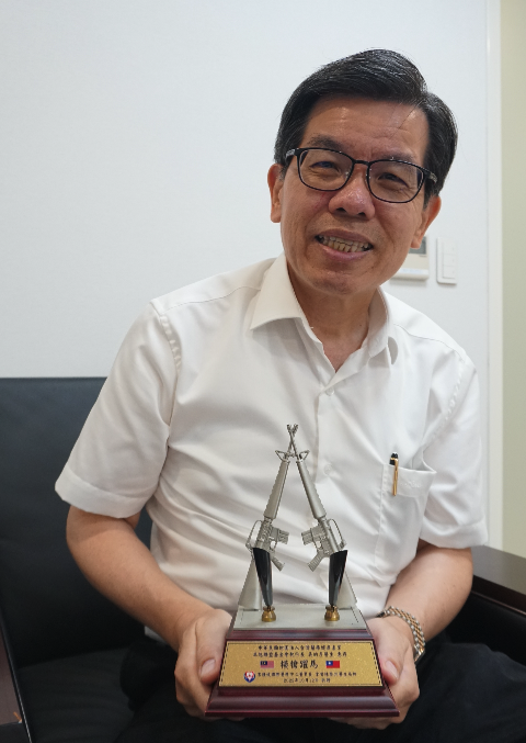 Picture 2: Wu holding an award given to him by Chairman of Kuala Lumpur International Healthcare Centre Dato' Dr. Chen Rongzhou (Photo Credit: Pei-Lin Lin)