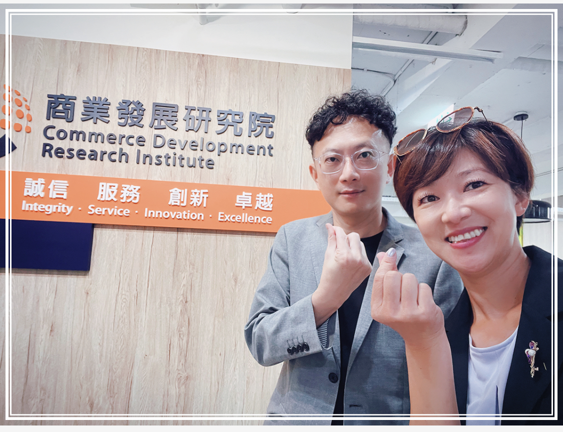 Picture 1: Taking a photo with Director General Thomas Tseng at CDRI (Pei Lin Lin)