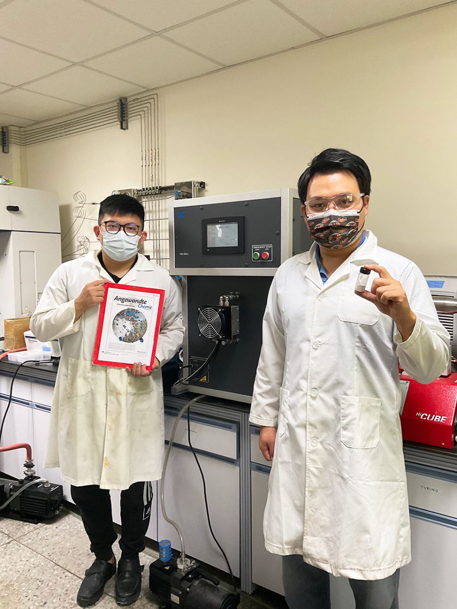 博士生劉氏黃茹(左)與柯碧蓮助理教授(右)研發高效能有機鋰離子電池