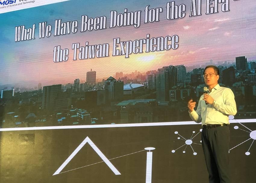 2019 年時任科技組組長許輝煌博士於「AI4VN Summit 2019」演講分享台灣發展 AI 經驗 （來源：駐越南台北經濟文化辦事）