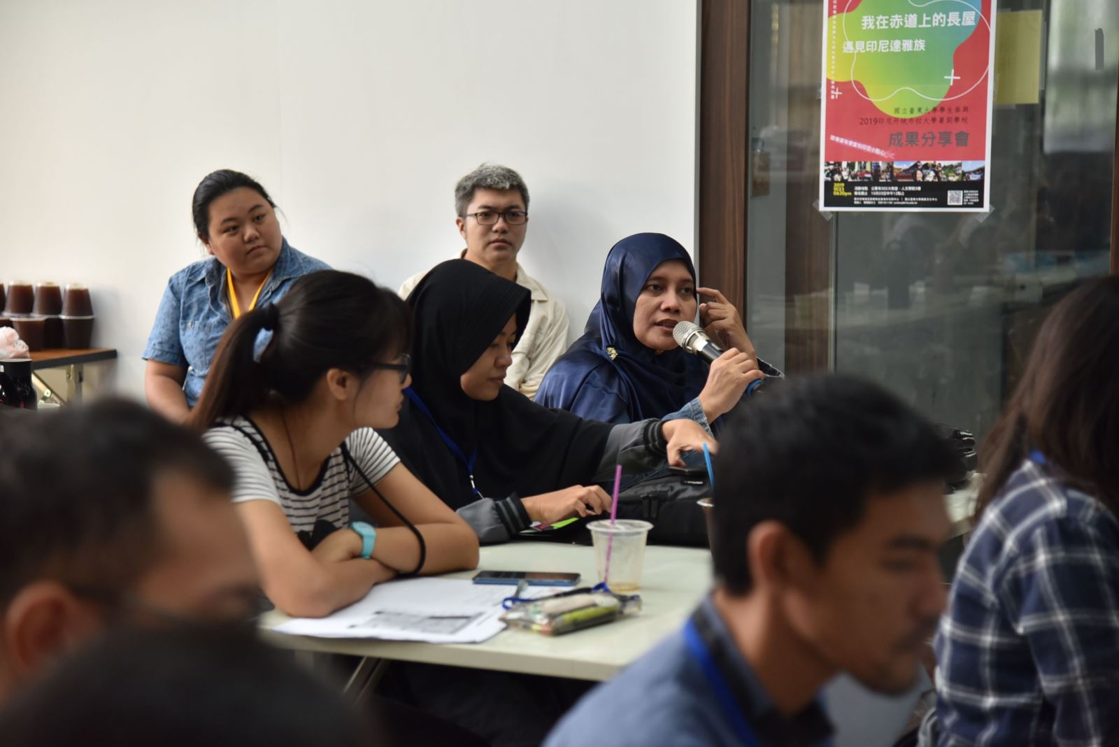 圖右：印尼丹絨布拉大學建築系講師Emiliya於課堂提問。