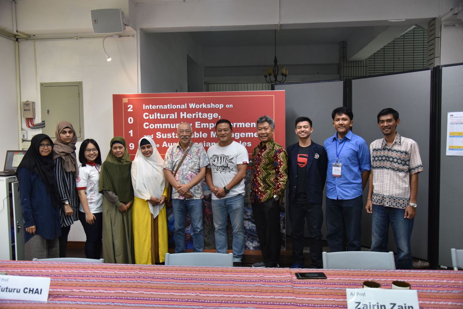  印尼丹絨布拉大學師生於2019南島原住民族文化資產、社區培力與永續經營國際工作坊與計畫主持人蔣斌主任合影